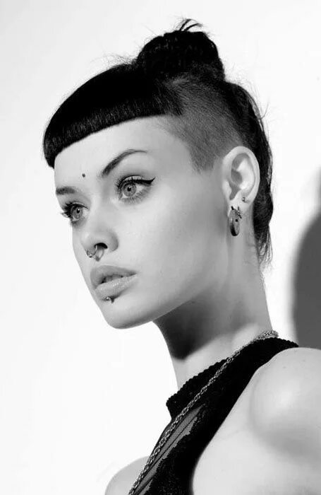 Прическа с короткой челкой и длинными волосами 60 Best Hairstyles & Haircuts With Bangs Shaved side hairstyles, Cyberpunk hairs