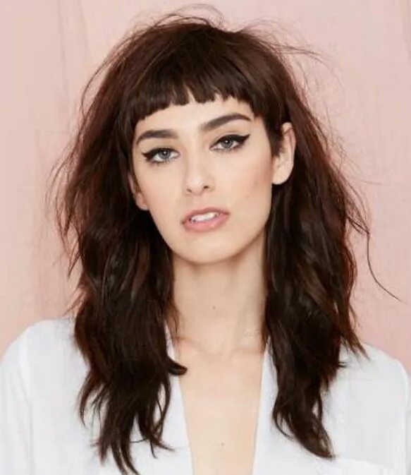 Прическа с короткой челкой и длинными волосами Short cropped bangs with long messy hair. Love it. Long messy hair, Long hair wi