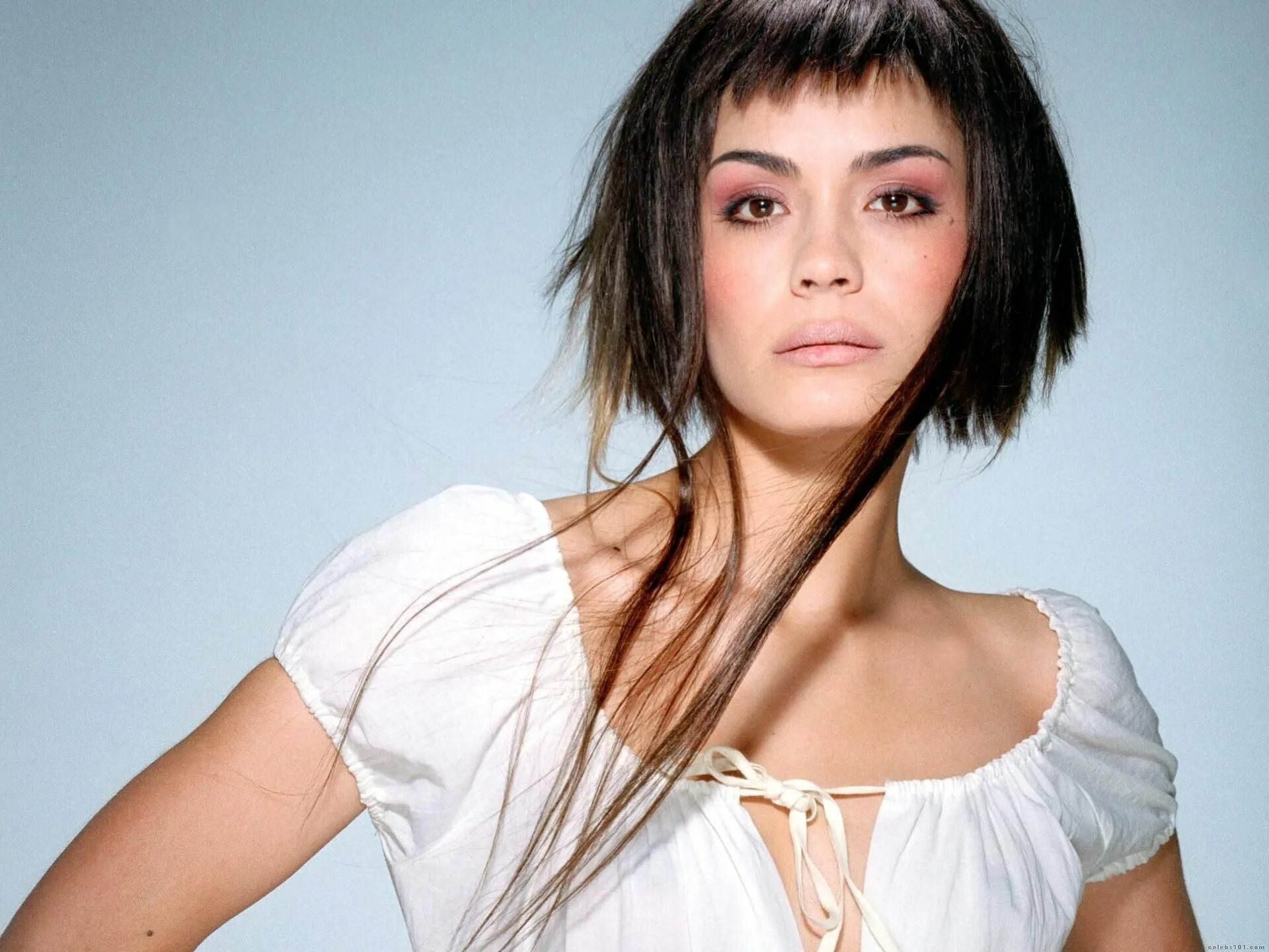 Прическа с короткой челкой и длинными волосами Shannyn Sossamon Shannyn sossamon, Wallpaper, Cool hairstyles