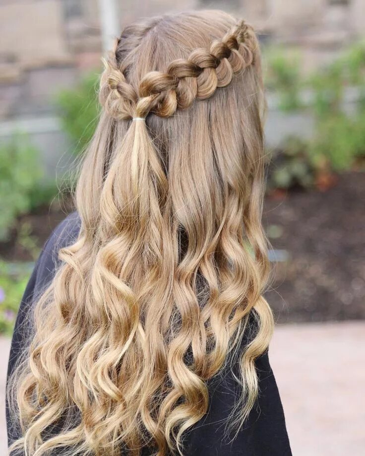 Прическа с косичками и распущенными волосами dutch braided crown with waves Prom hairstyles for long hair, Prom hairstyles fo