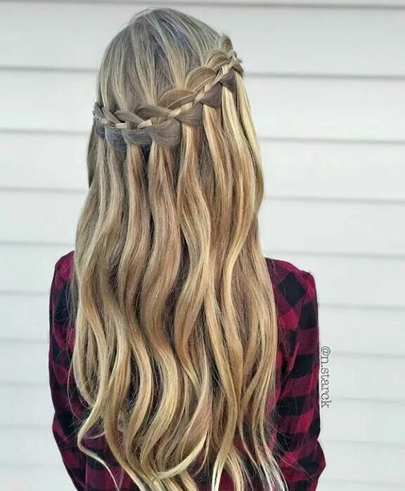 Прическа с косичками и распущенными волосами Pin by Estefany Valenzuela on cabello Medium length hair styles, Medium hair sty