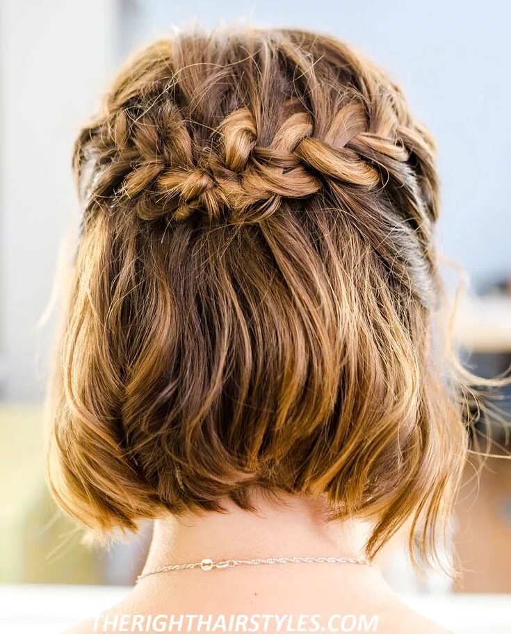 Прическа с косичками на короткие волосы How to Do a Half-Up French Braid Crown in 6 Easy Steps Braided crown hairstyles,