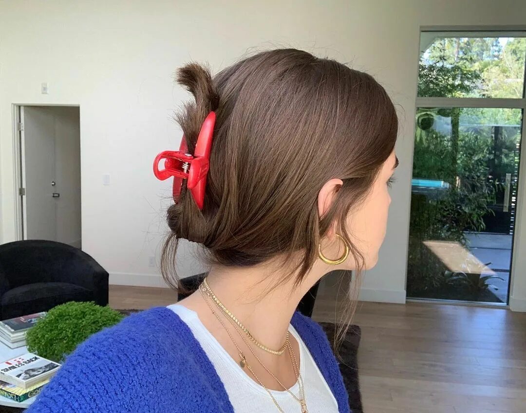 Прическа с крабиком на средние волосы самой Kaia on Instagram: "multipurpose chip clip" Dyed hair, Long hair styles, Hair st