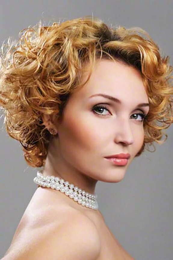 Прическа с кудрями на короткие волосы Короткая стрижка Боб Каре Short curly hairstyles for women, Short wavy hair, Hai