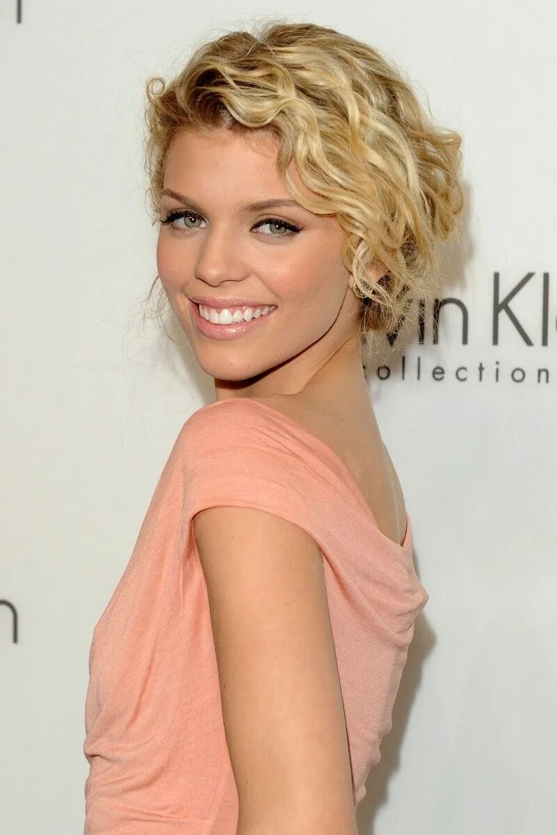 Прическа с кудрями на короткие волосы AnnaLynne McCord: pic #319939 Annalynne mccord hair, Curly hair styles, Hair bea