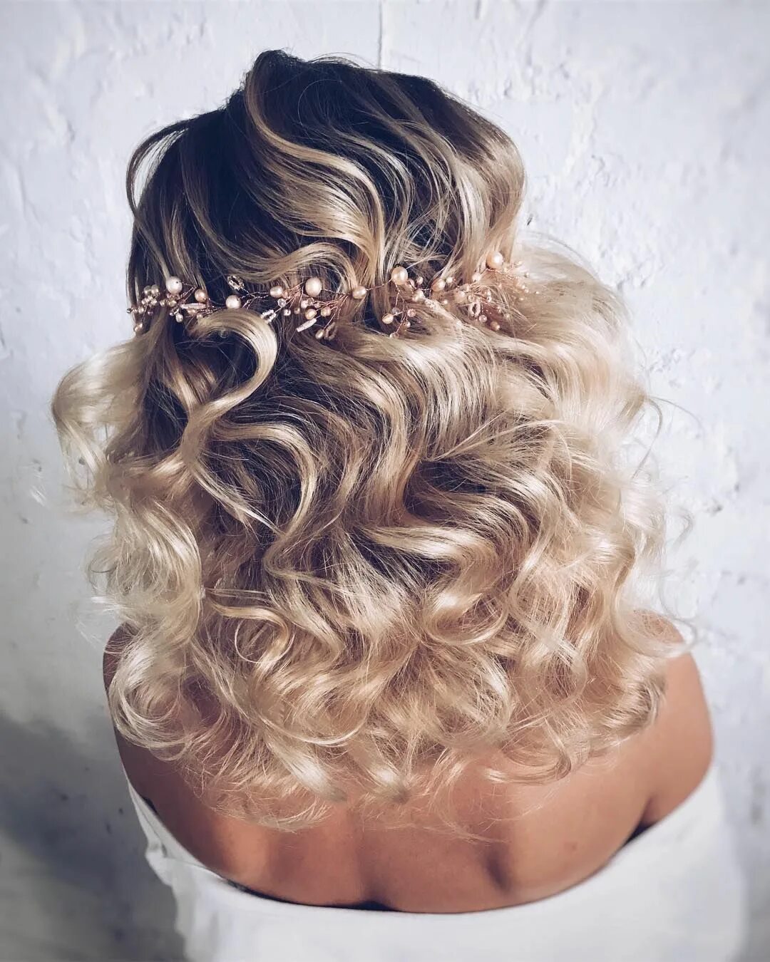 Прическа с кудрями на средние волосы #enchanting #hairstyle #curls #blondehairstyle #bridalhair #2017 #goldenloc. Pro