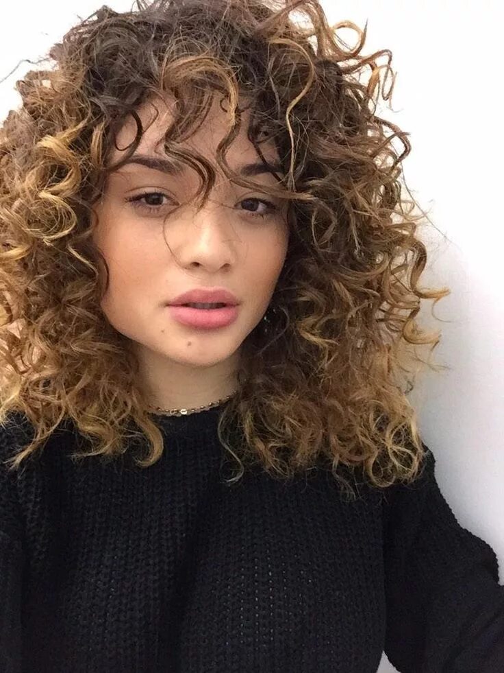 Прическа с кудрявой челкой женская Pin on Faces Funky curly hair, Curly hair styles naturally, Hairstyles with bang