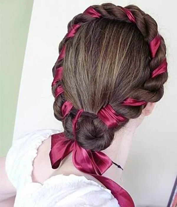 Прическа с лентами для девочки Curly-Hair-With-Rope-Braid Renaissance hairstyles, Braided hairstyles, Medieval 