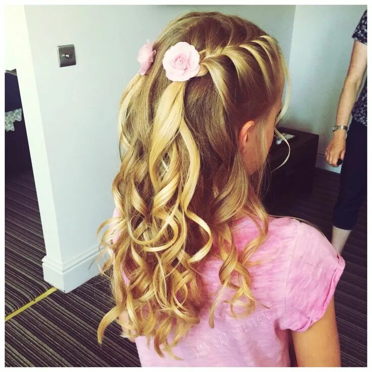 Прическа с локонами для девочки Flower girl twin French plaits on either side with curls Plaits hairstyles, Girl