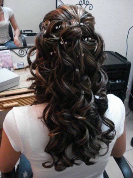 Brilliant curled hairstyle with perfect accessories to adorn it Frisuren, Hochze