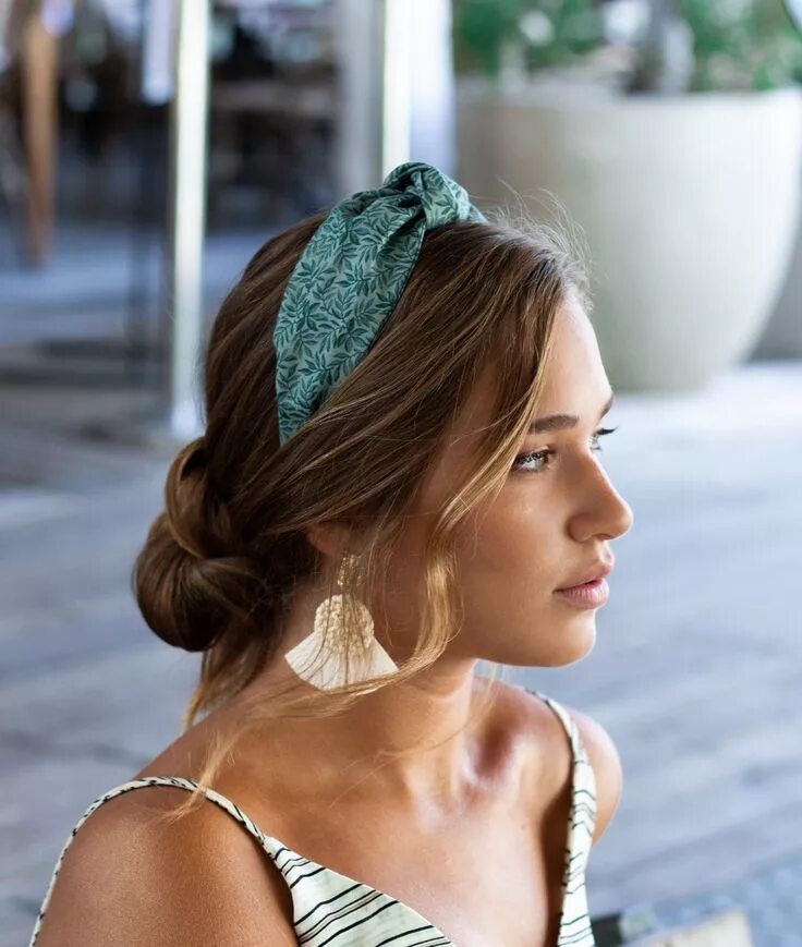 Прическа с ободком на длинные Green headband for women in 2020 Headband hairstyles, Scarf hairstyles, Hairband