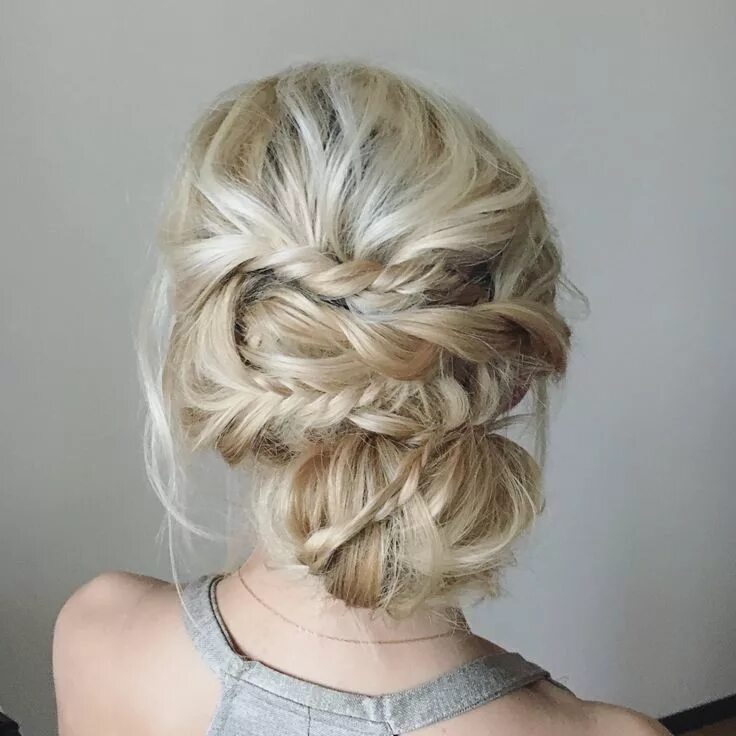 Прическа с плетением на средние Messy boho bridal bun. Небрежный свадебный низкий пучок с плетением из жгутов Co