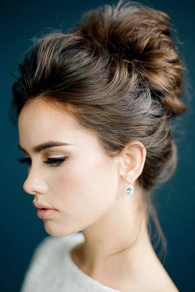 Прическа с поднятыми волосами Image result for messy high bun Hairstyle for wedding day, Medium length hair st