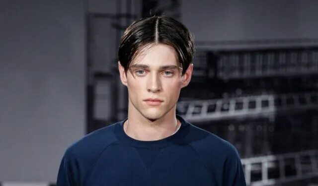 Прическа с пробором посередине мужская Hairstyle 90s hairstyles, 90s mens hair, Mens hairstyles