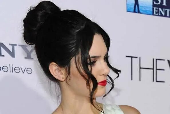 Прическа с прядями Kendall Jenner’s Hairstyle : Buns Kendall jenner hair, Latest haircuts, Bun hair