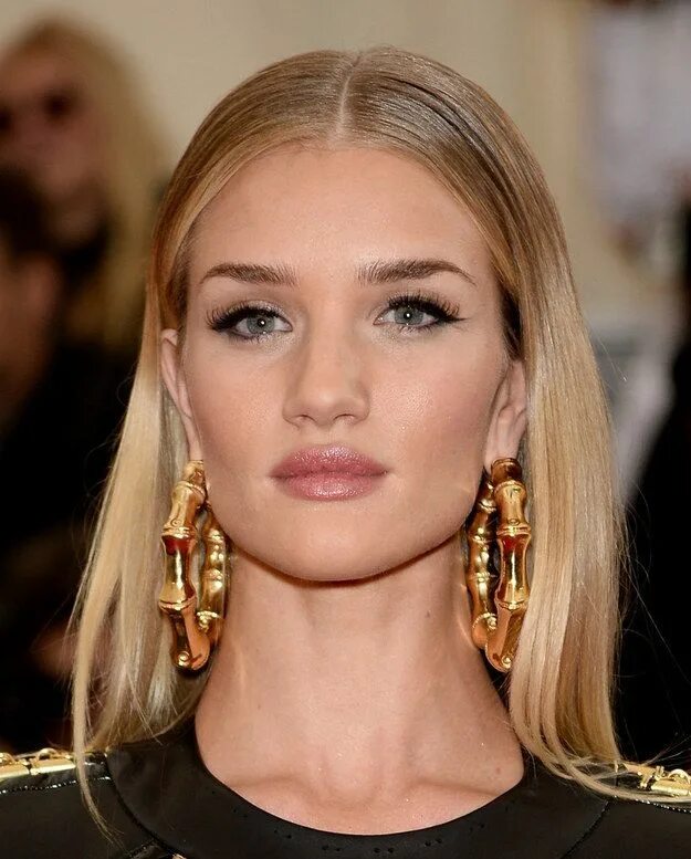 Прическа с прямым пробором женская Rosie Huntington-Whiteley Long hair styles, Hair cuts, Celebrity hairstyles