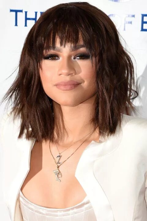 Прическа с рваной челкой на средние Hairstyles, Celebrity Cuts, & Hair Color Ideas 2022 Zendaya hair, Short hair wit