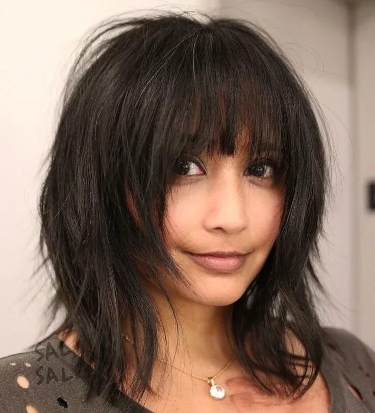 Прическа с рваной челкой на средние Straight Shag With Arched Bangs Modern shag haircut, Thick hair styles, Hairstyl