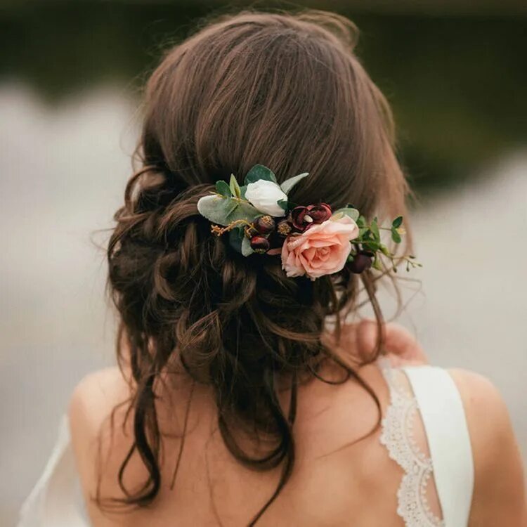 Прическа с цветами Love the messy simplicity of this. Trendy wedding hairstyles, Flowers in hair, W