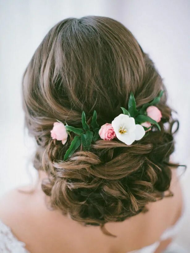 Прическа с цветами Fabulous Wedding Hairstyles: Bridal Updos - Belle The Magazine Flowers in hair, 