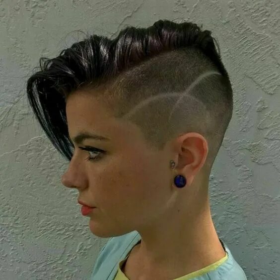 Прическа с выбритыми висками Cool Short hair styles Capelli corti rasati, Capelli corti scuri, Capelli corti