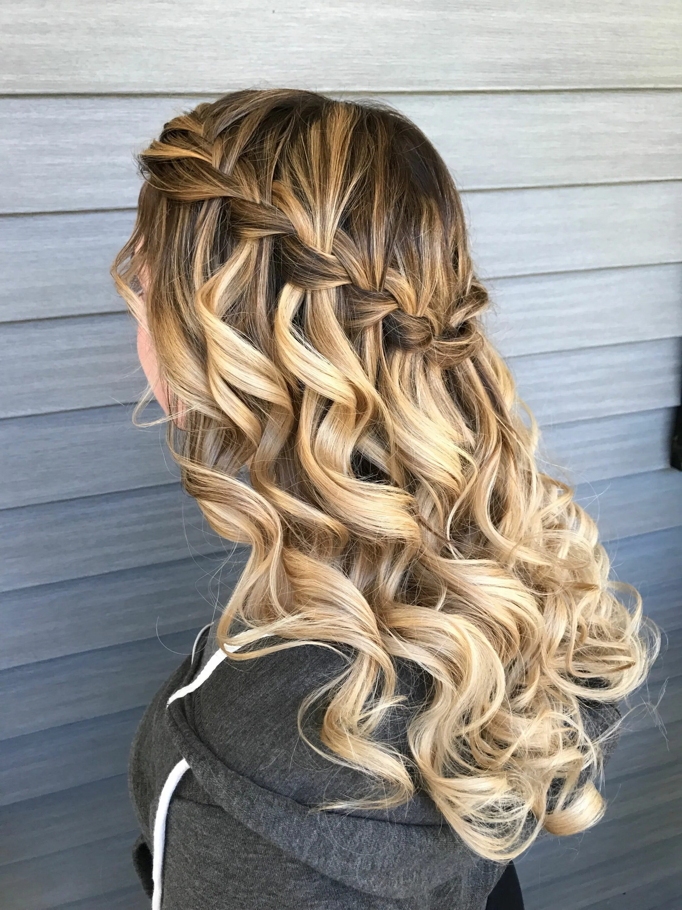 Прическа с завитыми волосами Pin on ( h a i r s t y l e s ) Prom hairstyles for long hair, Long hair styles, 