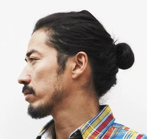 Прическа самурая мужская Asian Man with Stylish Bun