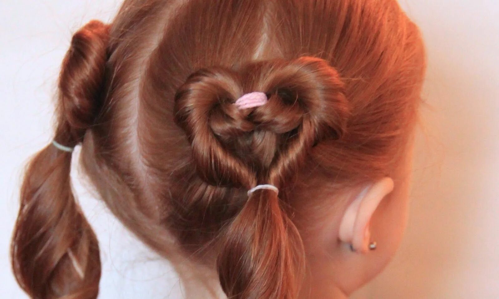 Прическа сердечко для девочки из хвостика My daughter absolutely love this hairstyle and it's so simple to create! Pigtail