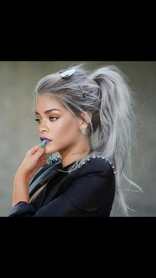 Прическа серые волосы Silver Silver hair color, Messy ponytail hairstyles, Grey hair color