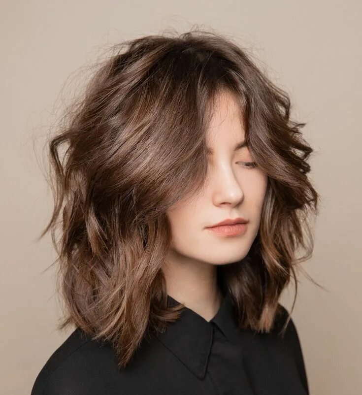 Прическа шега фото Shag Frisur modern braune Haare ohne Pony Curtain Bangs mit Mittelscheitel Hair 