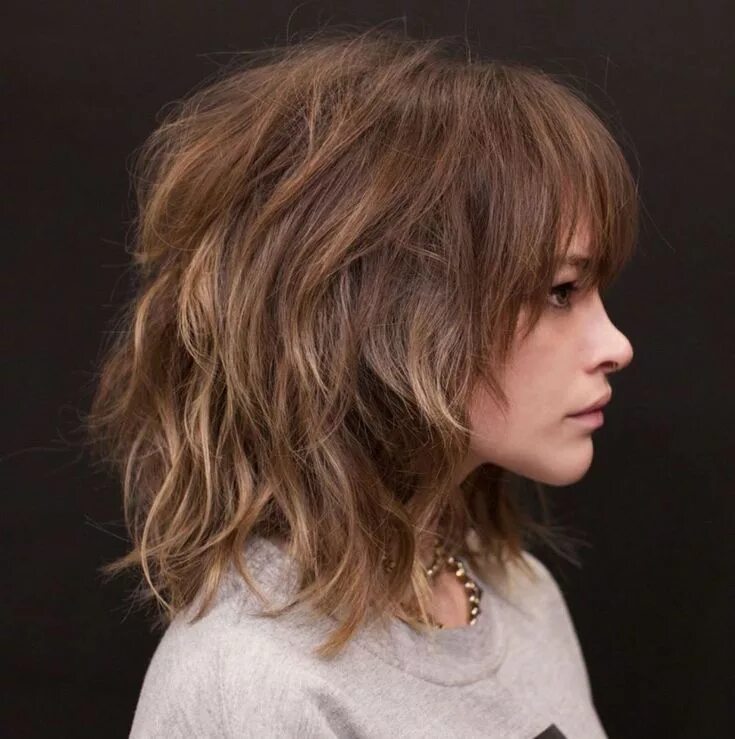 Прическа шегги на длинные Medium Messy Shag with Arched Bangs Medium shag haircuts, Thick hair styles, Hai