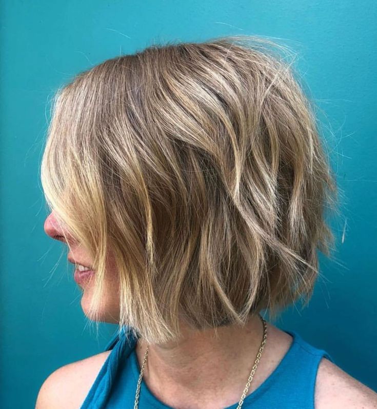 Прическа шегги на каре Chin-Length Razored Bob Hairstyles for thin hair, Cool haircuts, Thin hair hairc