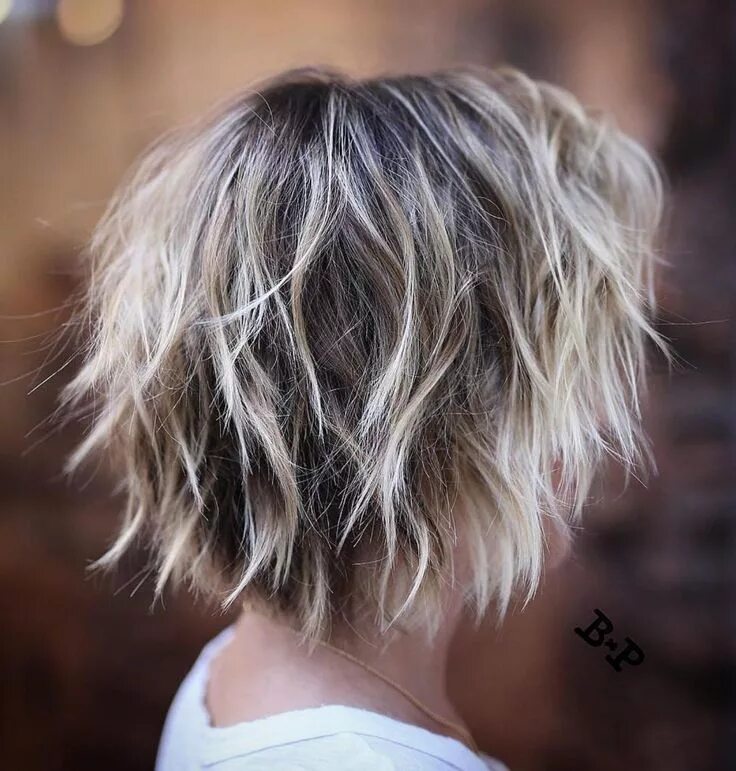 Прическа шегги на короткие Light Shaggy Hair with Dark Roots Short shag hairstyles, Short shag haircuts, Th