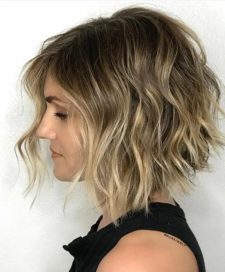 Прическа шегги на короткие волосы без челки Messy Wavy Bob For Fine Hair Wavy bob hairstyles, Angled bob hairstyles, Bob hai