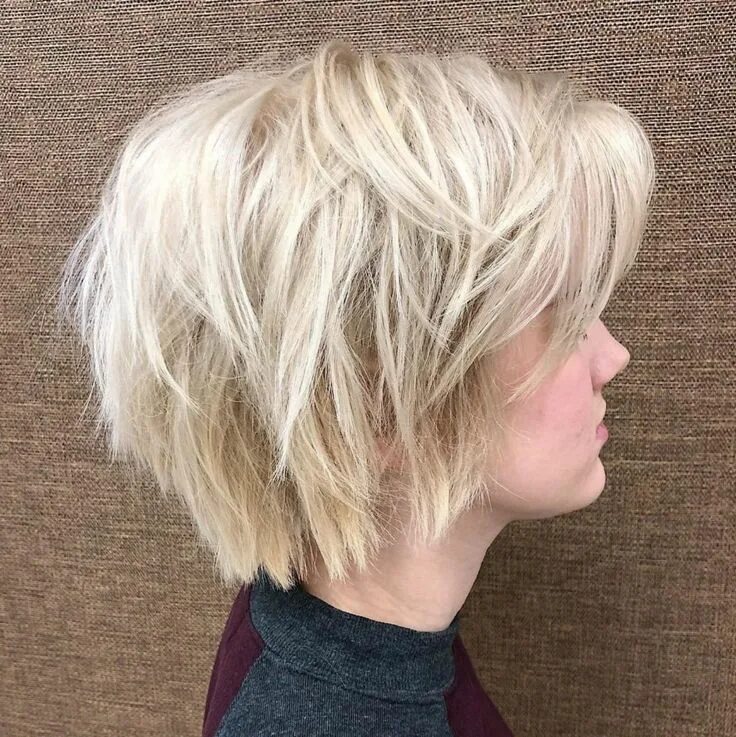 Прическа шегги на короткие волосы с челкой Wispy Layered Platinum Blonde Bob Acconciature per capelli corti, Capelli cortis