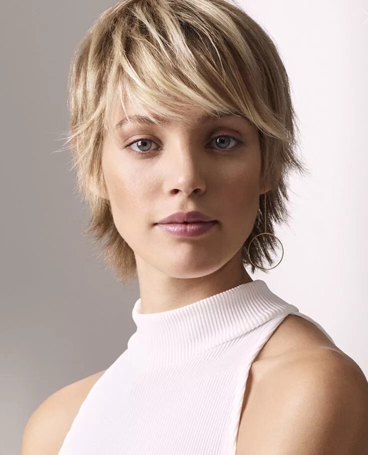 Прическа шегги на короткие волосы с челкой Épinglé sur Short hair Coupe de cheveux courte, Coupe de cheveux, Coupe cheveux 