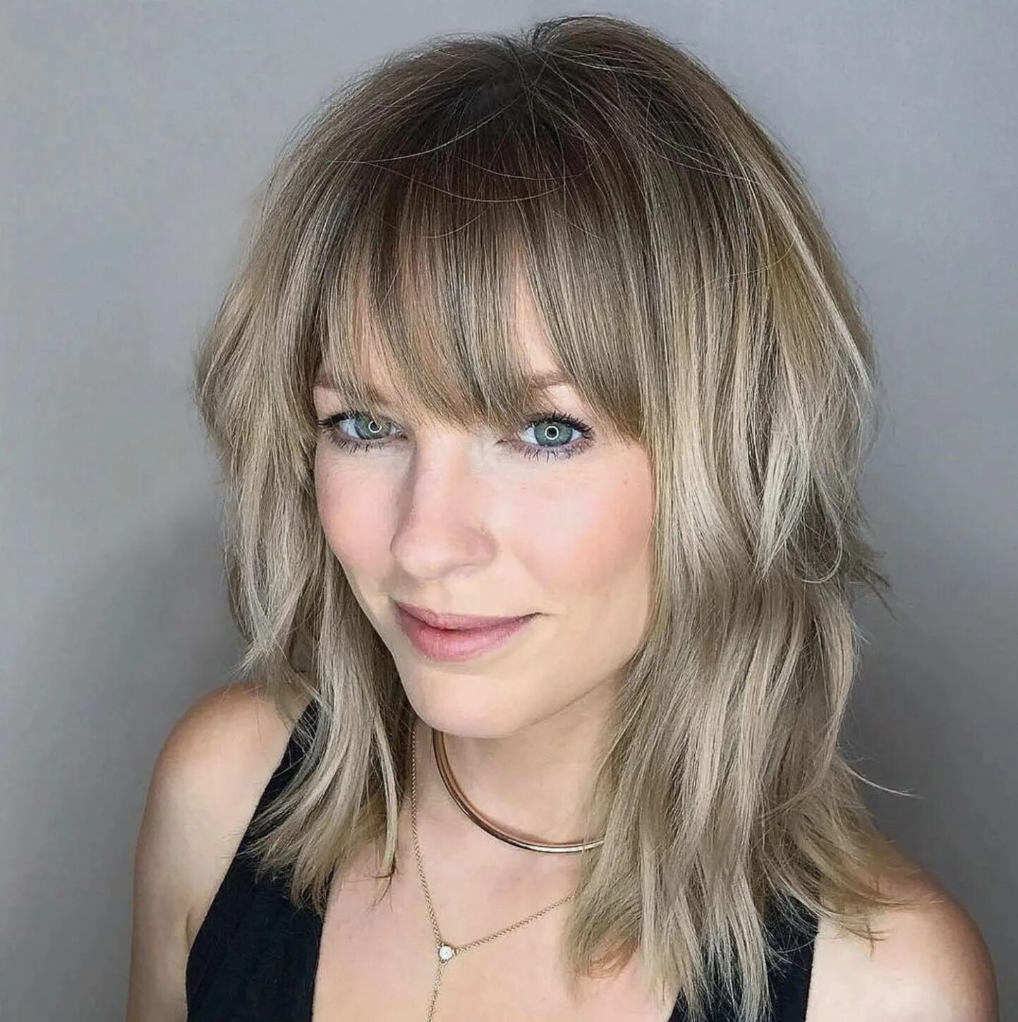 Прическа шегги на средние волосы с челкой Mid-Length Layered Ash Blonde Hairstyle Modern shag haircut, Medium length hair 