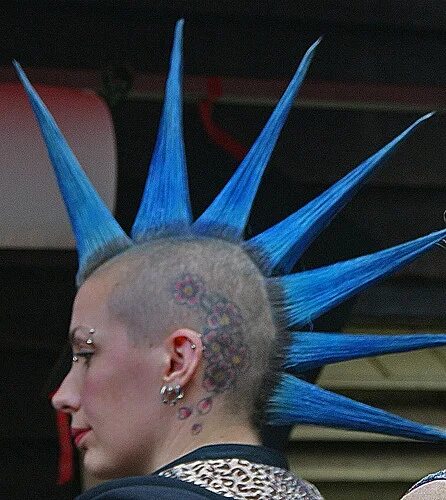 Прическа шипы мужская Punk Girl with Blue Hair - Trendy Mohawk Hairstyle