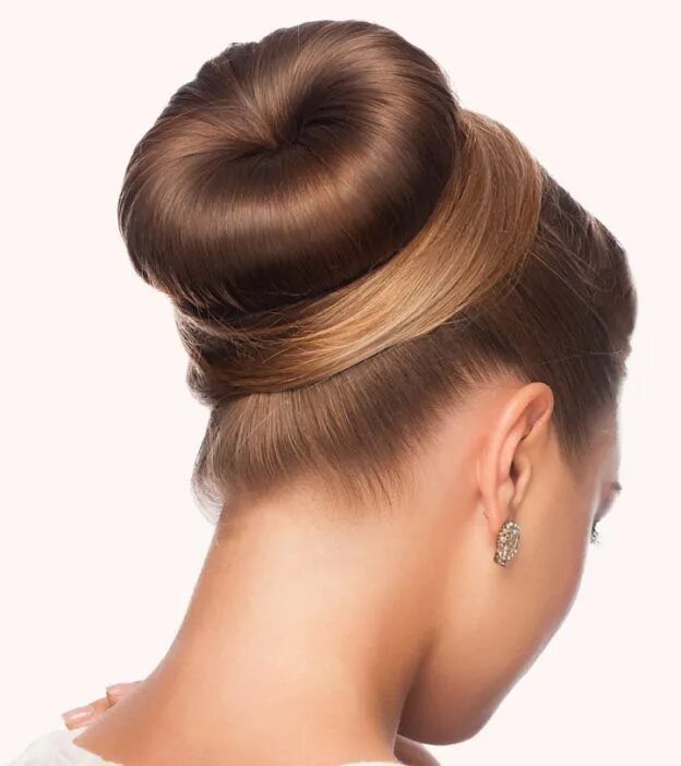 Прическа шишка на длинные волосы How To Do A Donut Bun - Step By Step Procedure Donut bun hairstyles, Hair donut,