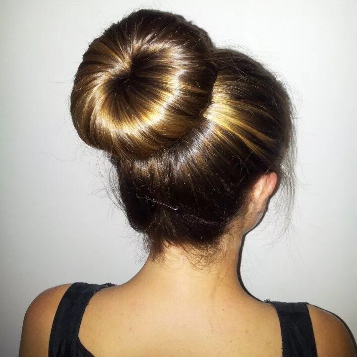 Прическа шишка на средние волосы Simply Classy Donut Bun hairstyles to create a neat picture Bun hairstyles, Long