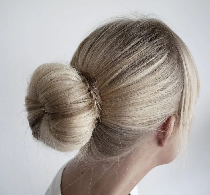 Прическа шишка на средние волосы Big Perfect Bun - I like the idea of using a braid to hide bobby pins! Donut bun