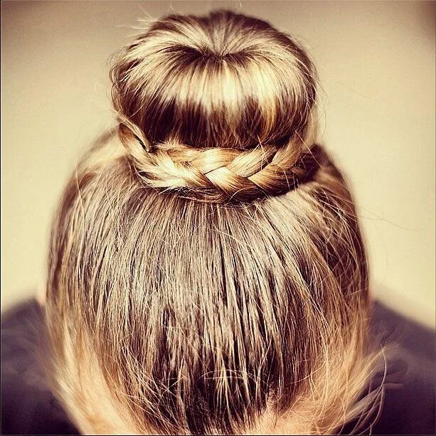 Прическа шишок Braided Bun Cool braid hairstyles, Hair styles, Braids for short hair