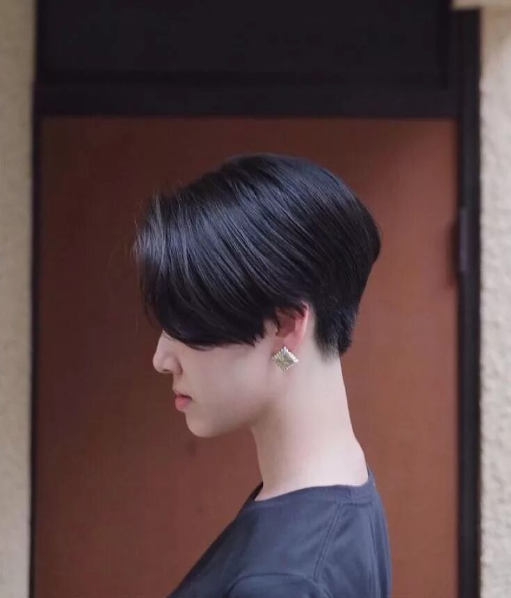 Прическа шторка на каре Hair by 小 松 圭 介 . 襟 足 を し っ か り 詰 め た 前 髪 長 め シ ョ-ト の サ イ ド シ