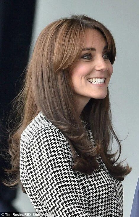 Прическа шторка женская Kate Middleton goes back to work with a whole new style Kate middleton hair, Duc