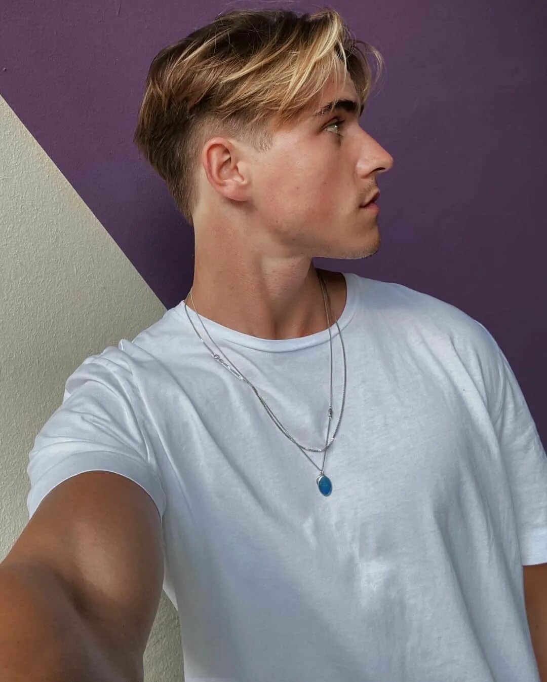 Прическа шторки для парней 14 лет Hairstyle 2020 (middle part) Middle hair, Middle part hairstyles, Men hair color