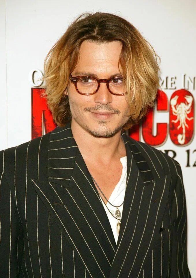 Прическа шторы мужская длинные волосы Pin de Mara Dolce en Once Upon a Time in Mexico Premiere Johnny depp, Hombres, R