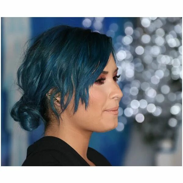 Прическа синие волосы Demi Lovato Moves On To New Blue Hair Color - stylebistro.com Pelo teñido