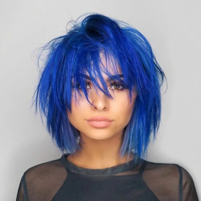 Прическа синие волосы blaue-haarfarbe-dunkelblau-bob-frisur-mit-pony-olivfarbene-haut-matte-lippen-sch