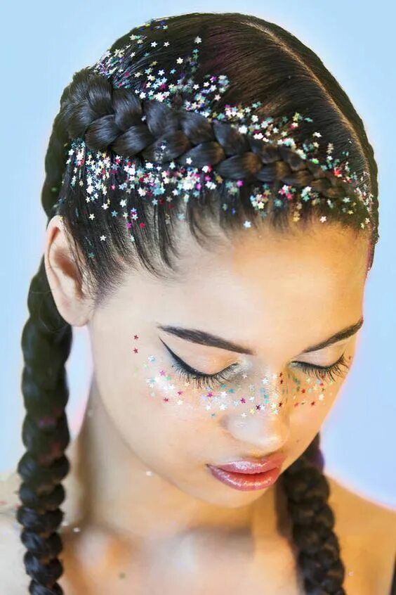 Прическа со стразами 2024 holiday hairstyle inspiration Peinados con trenzas, Peinado y maquillaje, Peinad