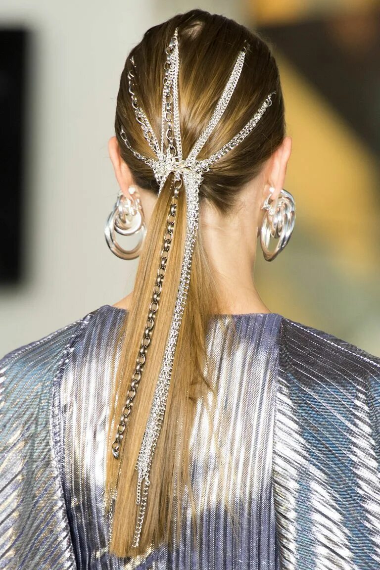 Прическа со стразами 2024 The chicest hair trends to try from the autumn/winter catwalks ヘ ア ス タ イ ル